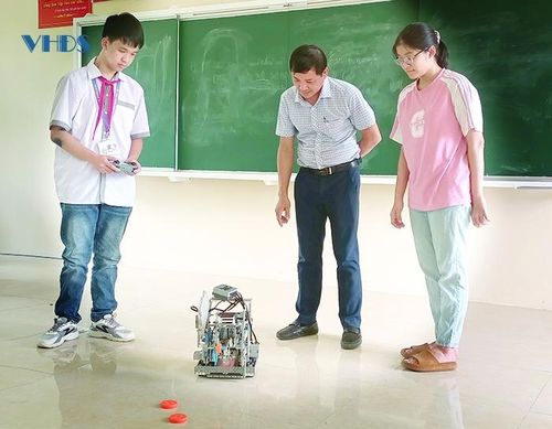 Thầy Nguyễn Hữu Tịnh cùng học trò thử nghiệm robotics.