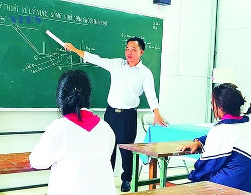 Vừa làm công tác quản lý, thầy Nguyễn Văn Dương vừa hướng dẫn học sinh thực hiện các dự án khoa học.
