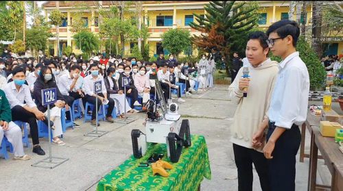 Hoạt động dưới cờ của các em học sinh
