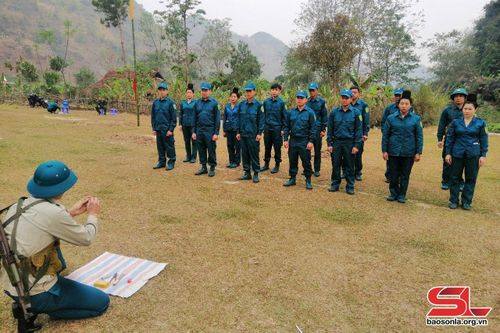 Huấn luyện chiến sĩ dân quân xã Thôm Mòn, huyện Thuận Châu. Ảnh: Ngọc Thành (CTV)