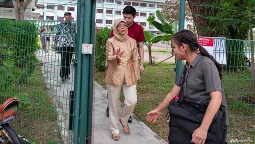 Tổng thống sắp mãn nhiệm Halimah Yacob đi đến điểm bỏ phiếu ở trường trung học Chung Cheng. Ảnh: CNA