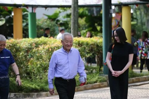 Ứng viên tổng thống Ng Kok Song tại một điểm bỏ phiếu. Ảnh: Straits Times
