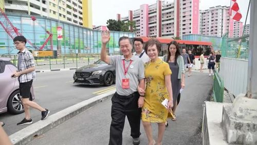 Ứng viên tổng thống Tan Kin Lian và vợ đi bỏ phiếu. Ảnh: CNA