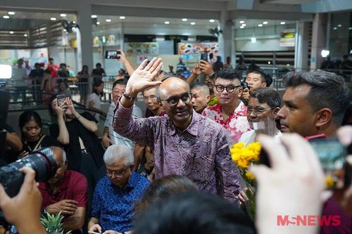Cựu Bộ trưởng Cấp cao Singapore Tharman Shanmugaratnam (chính giữa) sẽ là Tổng thống thứ 9 của đảo quốc