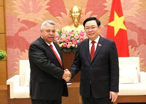 Chủ tịch Quốc hội Vương Đình Huệ tiếp ông Ulises Guilarte de Nacimiento, Ủy viên Bộ Chính trị, Phó Chủ tịch Liên hiệp Công đoàn Thế giới, tháng Sáu vừa qua. (Ảnh: An Đăng/TTXVN)