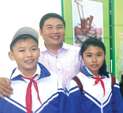 PV: Là thầy giáo có nhiều kinh nghiệm trong hướng dẫn đề tài khoa học với 5 dự án đạt giải cấp tỉnh và 1 dự án đạt giải quốc gia, theo thầy, với những học sinh miền núi chưa được tiếp cận nhiều với khoa học công nghệ, làm cách nào để khơi dậy lòng đam mê và tinh thần sáng tạo cho học sinh?