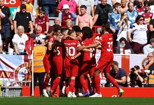Các cầu thủ Liverpool mừng bàn thắng sớm vào lưới Aston Villa. Ảnh: Reuters