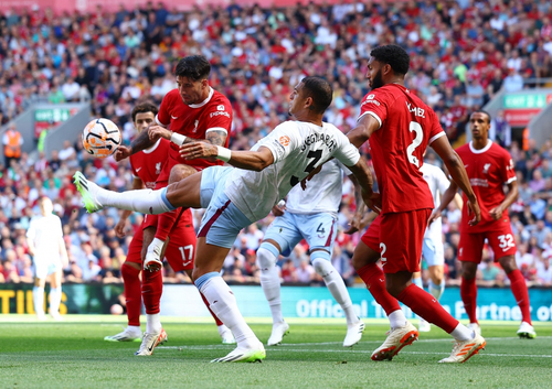Các cầu thủ Aston Villa (áo trắng) có một ngày thi đấu dưới sức. Ảnh: Reuters