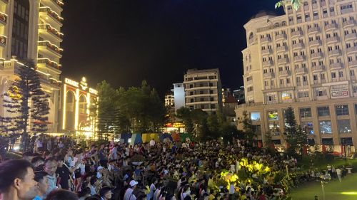 Rất đông du khách xem các chương trình ca múa nhạc tại quảng trường Trung Tâm. Ảnh: Quang Minh.