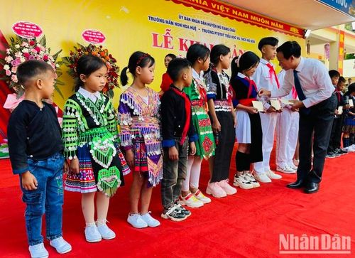 Bí thư Tỉnh ủy Yên Bái tặng quà cho các học sinh có hoàn cảnh khó khăn xã Hồ Bốn, huyện Mù Cang Chải.