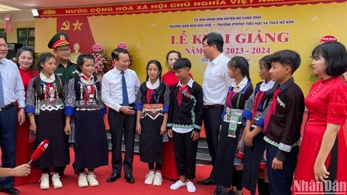 Bí thư Tỉnh ủy Đỗ Đức Duy cùng các học sinh dân tộc thiểu số vui ngày khai giảng năm học mới.