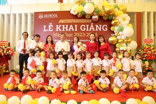 Bí thư Tỉnh ủy Hoàng Trung Dũng cùng đại diện sở, ban ngành tặng hoa chúc mừng BGH trườngHội nhập Quốc tế iSchool Hà Tĩnh nhân dịp khai giảng năm học mới.
