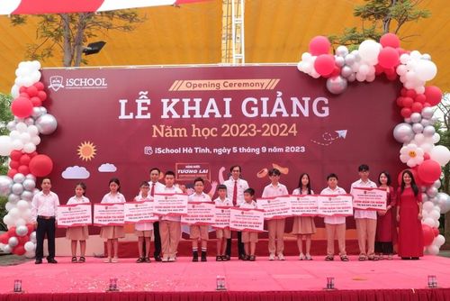 BGH nhà trường tặng 10 suất học bổng.