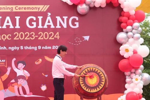 Thầy giáo Trần Hải Ngọc - Hiệu trưởng Trường Hội nhập Quốc tế iSchool Hà Tĩnh đánh trống khai giảng năm học mới.