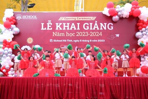Tiết mục văn nghệ vui tươi mở màn Lễ khai giảng.