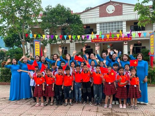 Cô và trò Trường Tiểu học Lương Sơn A trong ngày khai giảng.