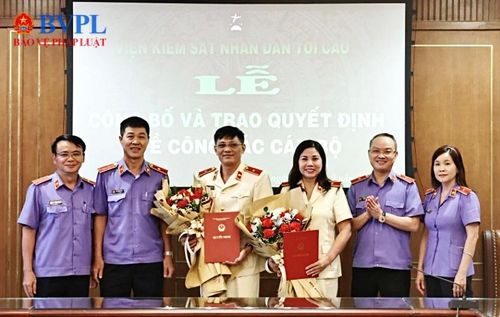  Tập thể lãnh đạo Vụ 1 chúc mừng 2 đồng chí được bổ nhiệm.