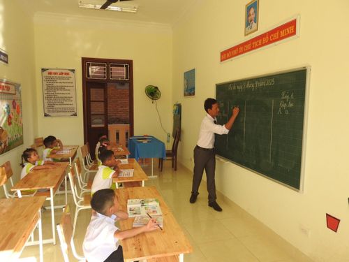 Buổi học đầu tiên năm học mới của thầy và trò Trường tiểu học Đá Tây. Ảnh: Nguyễn Tiến