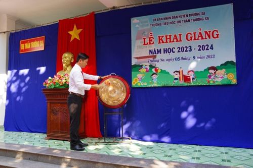 Ông Trần Quang Phú - Chủ tịch UBND thị trấn Trường Sa đánh trống khai giảng năm học mới. Ảnh: Nguyễn Tiến