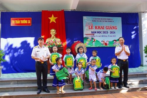 Đại diện Ban chỉ huy đảo Trường Sa tặng quà cho các cháu học sinh. Ảnh: Nguyễn Tiến