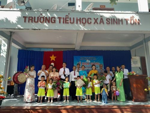 Đại diện chính quyền và các lực lượng trên đảo Sinh Tồn tặng quà cho thầy cô và các em học sinh. Ảnh: Nguyễn Tiến