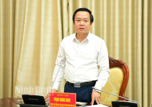 Đồng chí Chủ tịch UBND tỉnh Phạm Quang Ngọc phát biểu tại hội nghị.