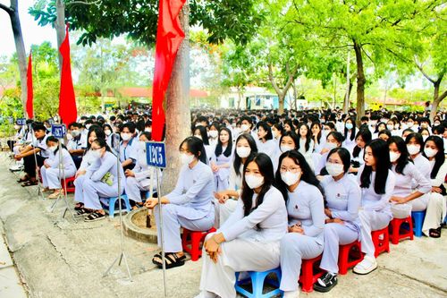 Học sinh Trường THPT Tuy Phong dự khai giảng (Ảnh:Thu Hà)