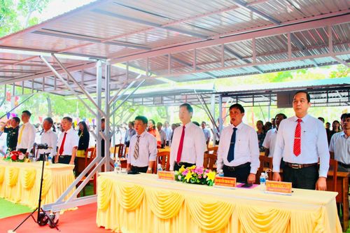 Sáng ngày 5/9, Chủ tịch UBND tỉnh Bình Thuận Đoàn Anh Dũng đến dự Lễ khai giảng tại Trường THPT Tuy Phong (Ảnh:Thu Hà)
