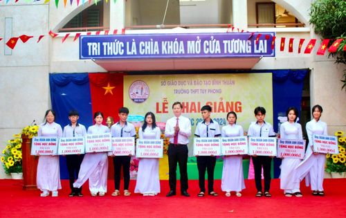Chủ tịch UBND tỉnh Bình Thuận Đoàn Anh Dũng trao quà cho các em học sinh có hoàn cảnh khó khăn (Ảnh:Thu Hà)
