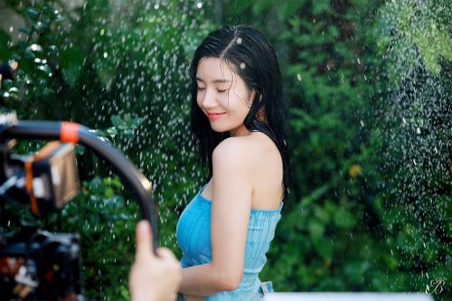 Vốn được yêu mến với tư cách là trưởng nhóm dự án IZ*ONE, Kwon Eun Bi hoạt động với tư cách ca sĩ solo sau khi IZ*ONE tan rã.