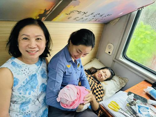 Hành khách hạ sinh em bé thành công trên tàu SE22.