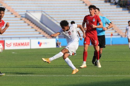 Trong nửa cuối hiệp 1, các chân sút U23 Yemen liên tục bắn phá khung thành U23 Singapore. Ảnh: Hoài Thu.