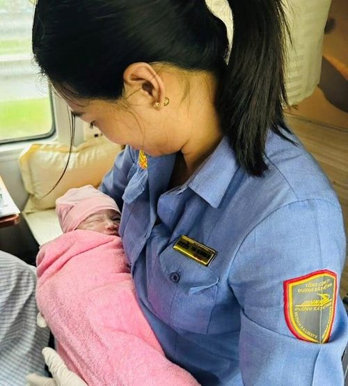 Bé gái chào đời trên tàu. (Ảnh: Q.T)