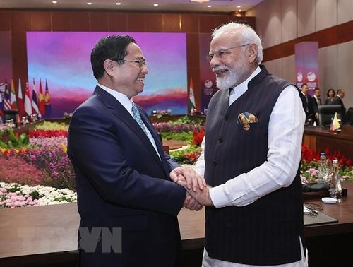 Thủ tướng Phạm Minh Chính trao đổi với Thủ tướng Ấn Độ Narendra Modi tại Hội nghị Cấp cao ASEAN-Ấn Độ lần thứ 20. (Ảnh: Dương Giang/TTXVN)