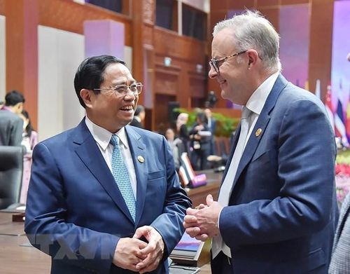 Thủ tướng Phạm Minh Chính trao đổi với Thủ tướng Australia Anthony Albanese tại Hội nghị Cấp cao ASEAN-Australia lần thứ 3. (Ảnh: Dương Giang/TTXVN)