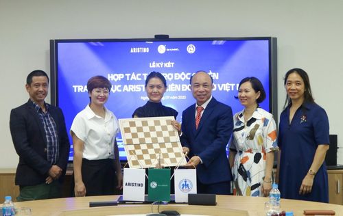 Quang cảnh lễ ký kết hợp tác tài trợ trang phục Aristino cho Liên đoàn cờ Việt Nam giai đoạn 2024-2028.