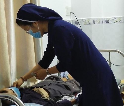 Tận tâm chăm sóc người bệnh nghèo.