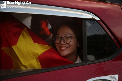  Nụ cười rạng rỡ của một cổ động viên. Ảnh: Hải Hoàng 