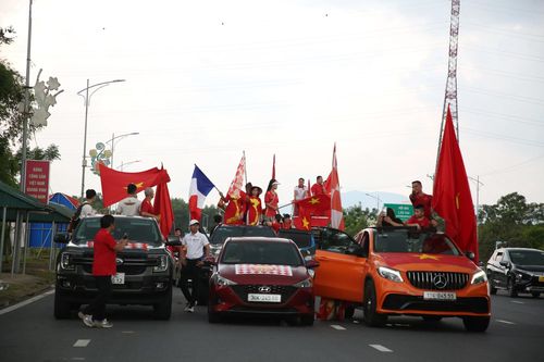  Đoàn xe di chuyển gần 100km, sau đó tập hợp lại tại đầu thành phố Việt Trì, Phú Thọ để diễu hành. Ảnh: Hải Hoàng 