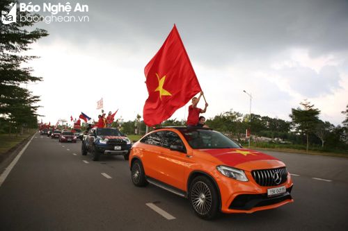  Từng đoàn xe rực rỡ cờ Tổ quốc, băng rôn kéo dài hàng km tiến về sân vận động TP Việt Trì, tỉnh Phú Thọ. Ảnh: Hải Hoàng 