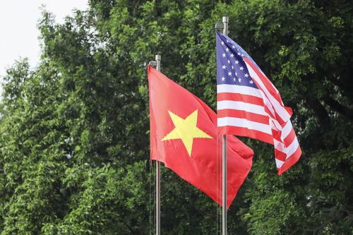 Quốc kỳ hai nước tung bay trong Lễ đón chính thức Tổng thống Hoa Kỳ Joe Biden.