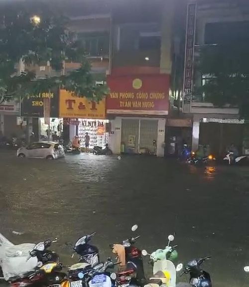 Đường Lê Duẩn - con phố thời trang sầm uất bậc nhất Đà thành chỉ sau một trận mưa to tối 10/9 đã ngập sâu.