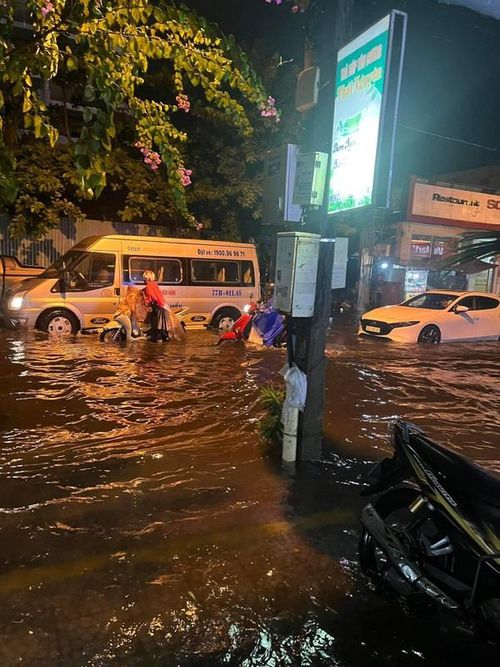Chỉ mới một trận mưa to đầu mùa trong thời gian ngắn, nhiều tuyến phố ở Đà Nẵng đã biến thành sông khiến nhiều người lo lắng cho mùa mưa bão sắp đến.
