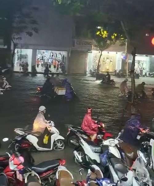 Chỉ một trận mưa to trong hơn một giờ, nước đã lênh láng khắp nơi khiến nhiều người nhớ đến trận mưa lịch sử tháng 10/2022 gây ngập toàn thành phố.