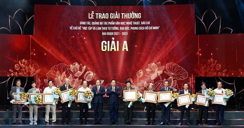 Ủy viên Bộ Chính trị, Phó Chủ tịch Thường trực Quốc hội Trần Thanh Mẫn và Bí thư T.Ư Đảng, Trưởng Ban Tuyên giáo T.Ư Nguyễn Trọng Nghĩa trao 11 giải A cho các tác giả xuất sắc.