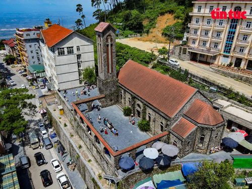 Khách sạn, nhà nghỉ vây kín di tích Nhà thờ đá trên triền núi Thiên Nhị.