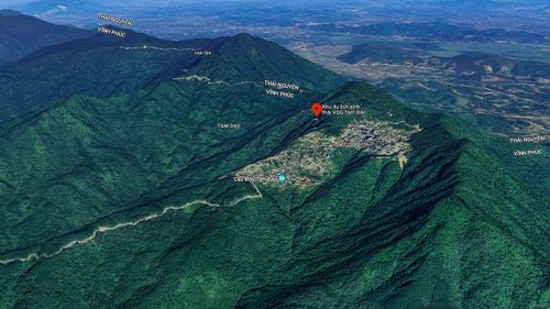 Tháng 9/2023, ảnh chụp từ vệ tinh cho thấy, thảm thực vật xanh tại điểm du lịch này đang dần biến mất , thay vào đó là các mảng đất trống. Ảnh: Google map