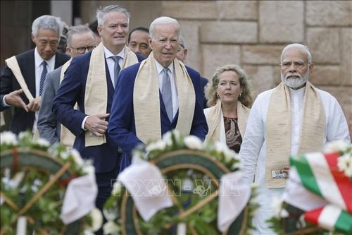 Thủ tướng Ấn Độ Narendra Modi (phải), Tổng thống Mỹ Joe Biden cùng một số nhà lãnh đạo thế giới tới viếng cố lãnh đạo Ấn Độ Mahatma Gandhi tại khu vực Đài tưởng niệm ở Rajghat, thủ đô New Delhi, ngày 10/9/2023. Ảnh: AFP/TTXVN