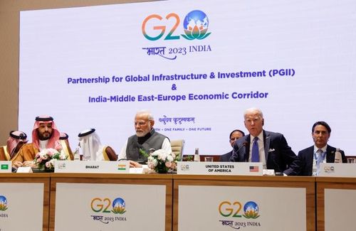 Tổng thống Mỹ Joe Biden (phải) cùng Thủ tướng Ấn Độ Narendra Modi và Thái tử Ả Rập Xê-Út Mohammed bin Salman trong cuộc họp báo công bố Hành lang Kinh tế Ấn Độ - Trung Đông - châu Âu. (PBS)