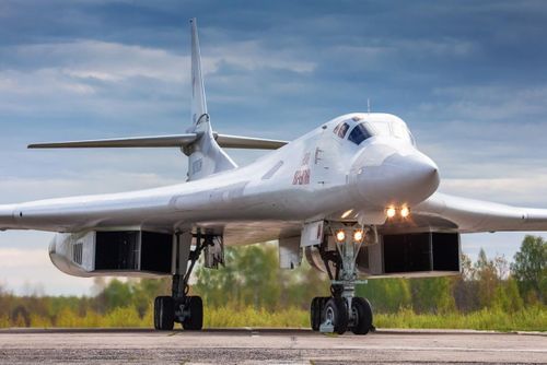 Là máy bay ném bom lớn nhất và nhanh nhất thế giới, Tu-160 được nhiều người đánh giá rất cao. Mặc dù vậy, nhiều chuyên gia quân sự cho rằng Nga vẫn tụt hậu đáng kể so với Mỹ và Trung Quốc trong cuộc đua phát triển oanh tạc cơ tàng hình đại diện cho thế kỷ 21.